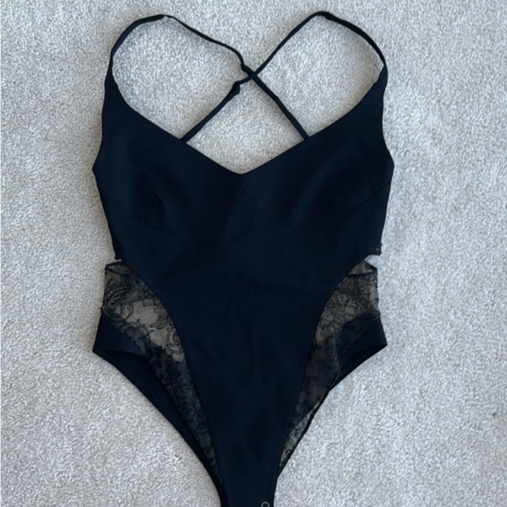 Villanelle Bodysuit in Black
Noam
Color:Black | Size: 4